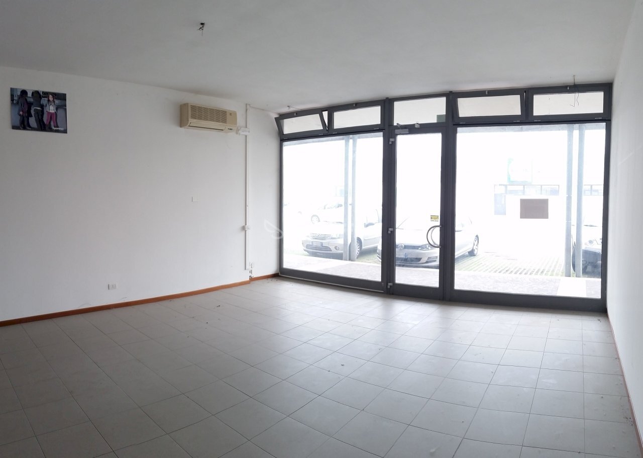 013.jpg - Commercial Premises Via Lussu, Legnago - photo 1