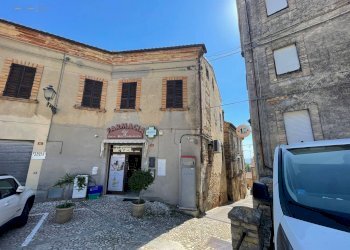 Locale Commerciale Piazza Donna Bianca De Tharolis, Ripatransone - foto 1