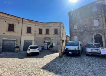 Locale Commerciale Piazza Donna Bianca De Tharolis, Ripatransone - foto 2