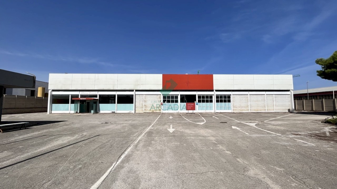 fronte - Commercial Premises Via Fratelli Philips 11, Bari - photo 1