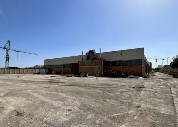 piazzale retro - Locale Commerciale Via Fratelli Philips 11, Bari - foto 12