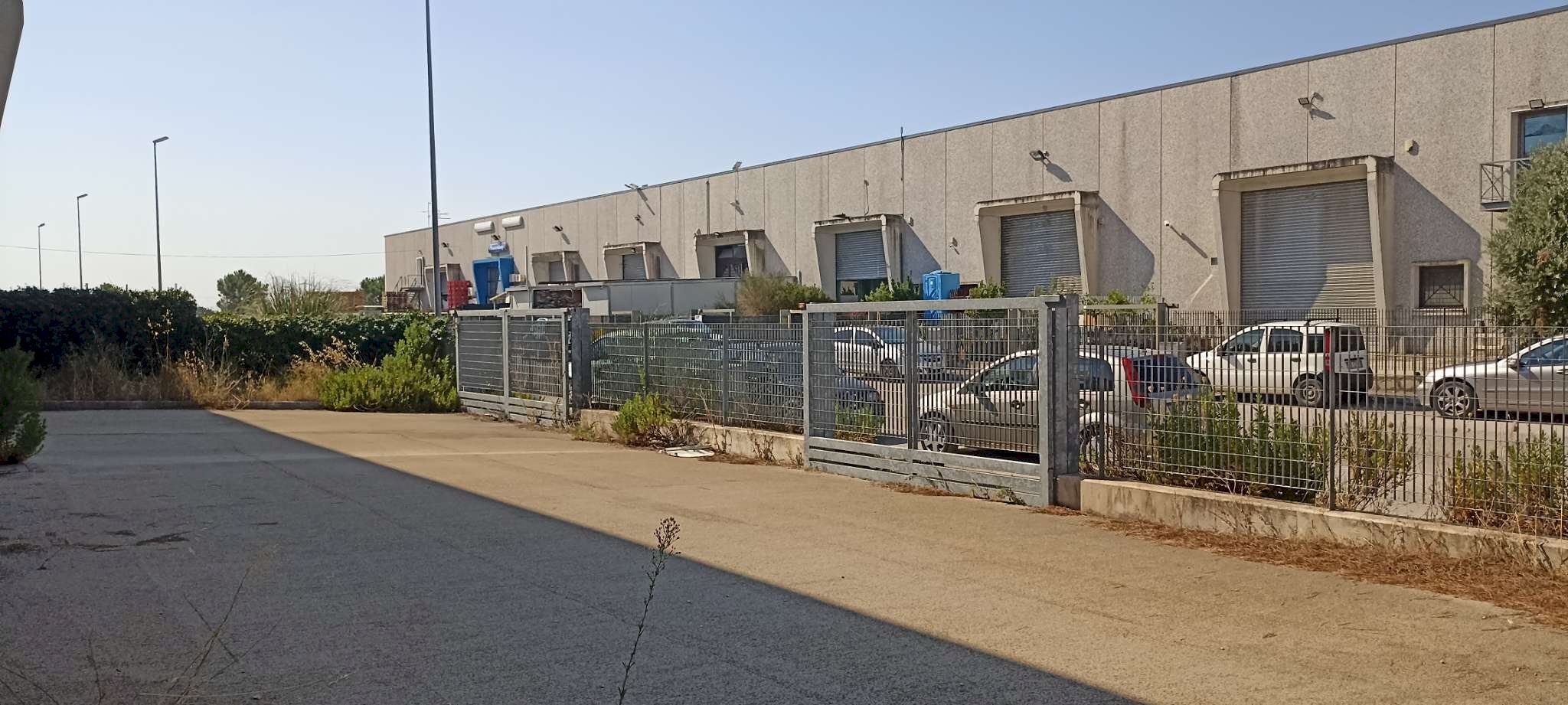 piazzale lato magazzino 2 - Capannone via Manfredonia, Foggia - foto 2