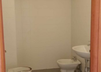 bagno primo piano 1 - Capannone via Manfredonia, Foggia - foto 12