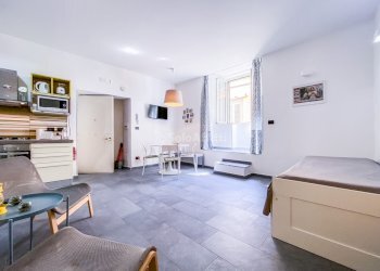 SOGGIORNO CON ANGOLO COTTURA - Appartamento Salita Pontecorvo, Napoli (zona Montecalvario) - foto 6