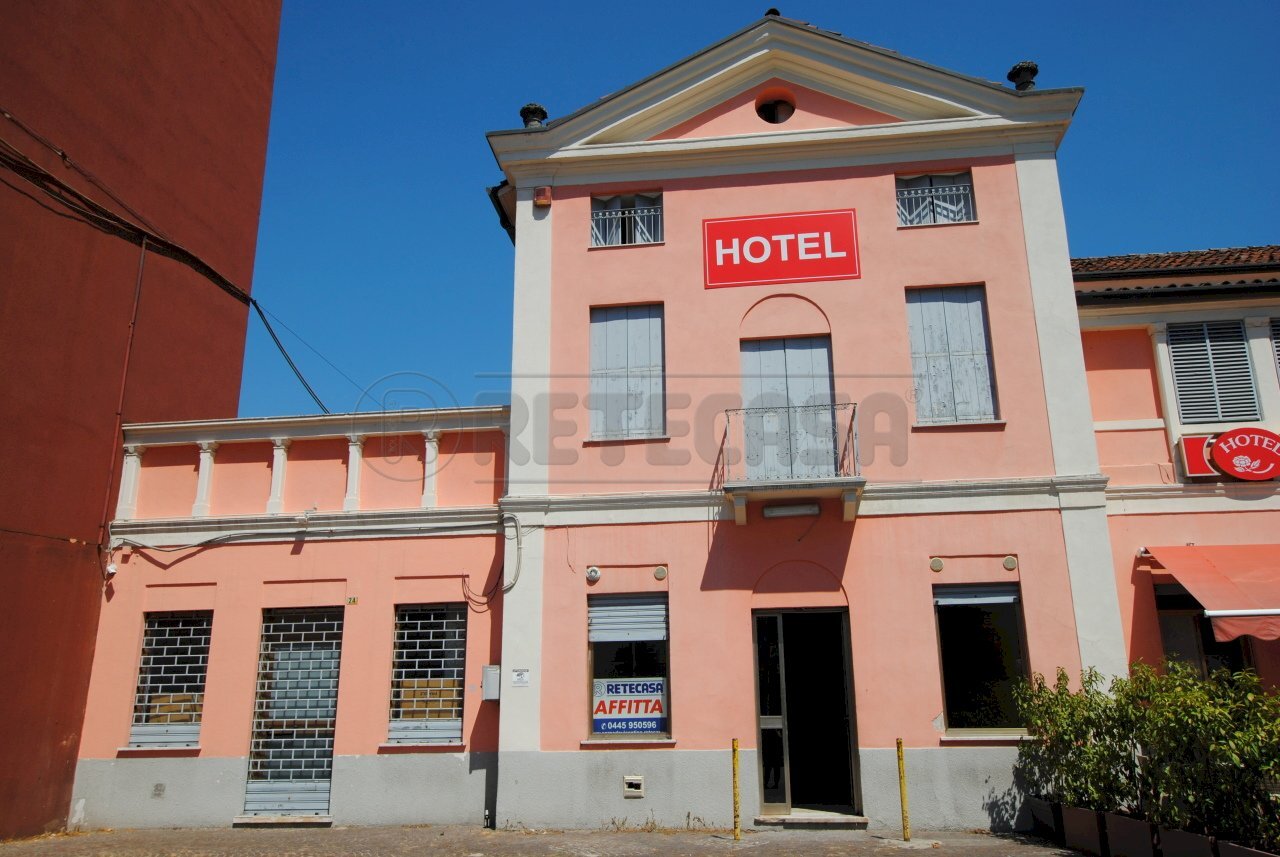 Retecasa_Cornedo - Commercial Premises via monte pasubio  27, Cornedo Vicentino - photo 1