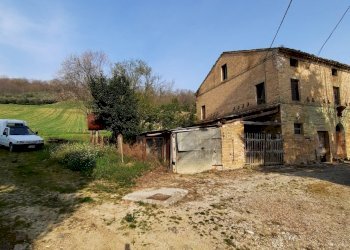 12 RIPATRASONE-CASA INDIPENDENTE CON 12 ETTARI DI - Casa indipendente Ripatransone - foto 9