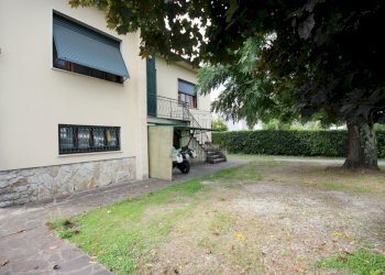 villa singola divisa in quattro appartamenti (16). - Villa Via del Cimitero di Vicopelago 533, Lucca - foto 1