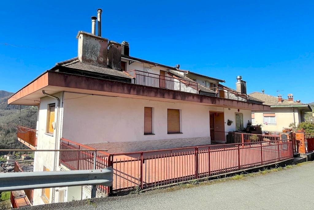 Facciata - Trilocale via Casareggio, Moconesi - foto 1