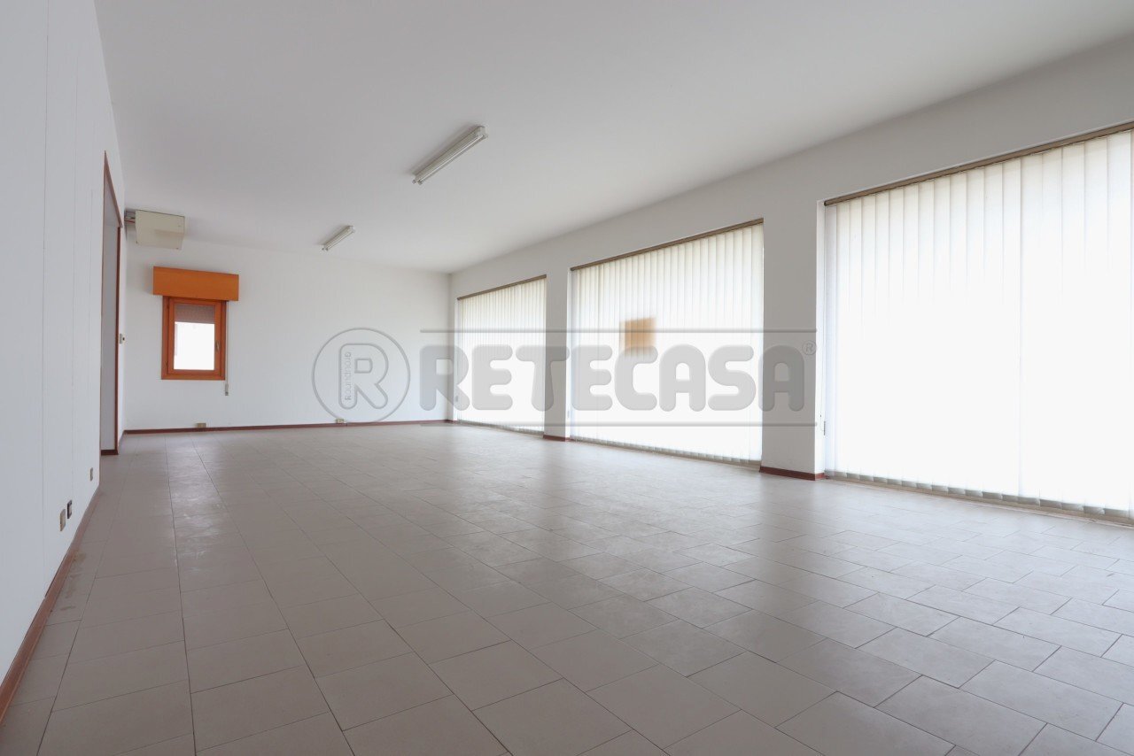 IMG_2653.JPG - Locale Commerciale Via S. Quasimodo, Grisignano di Zocco - foto 1