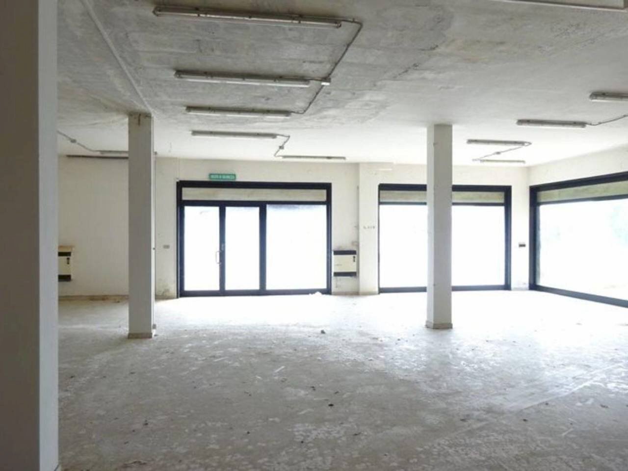 negozio con magazzino e garage dileoimmobiliare ve - Commercial Premises Colli del Tronto - photo 1
