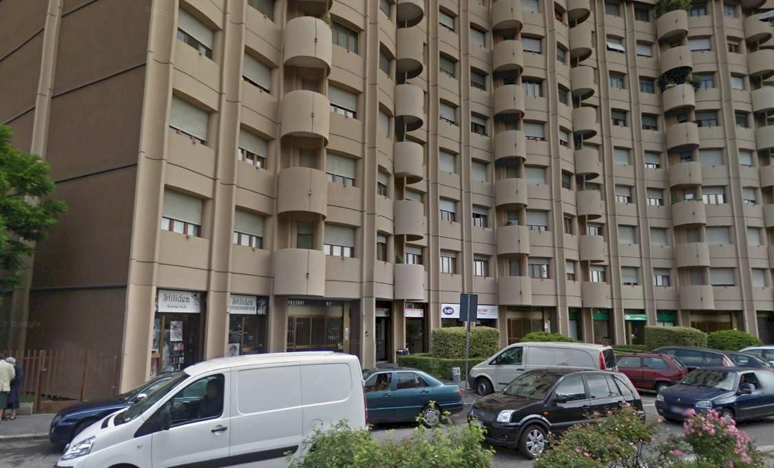 Facciata - Negozio via Galileo Galilei, Corsico - foto 2