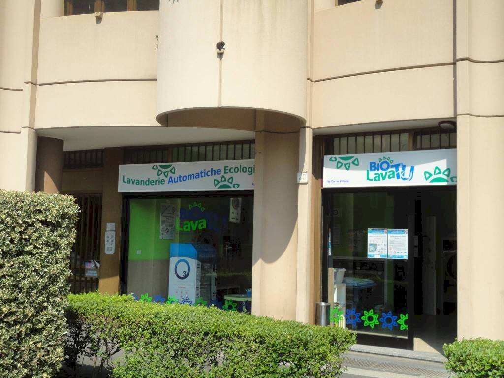 Facciata - Negozio via Galileo Galilei, Corsico - foto 1