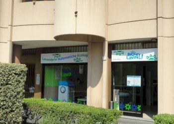 Facciata - Negozio via Galileo Galilei, Corsico - foto 1