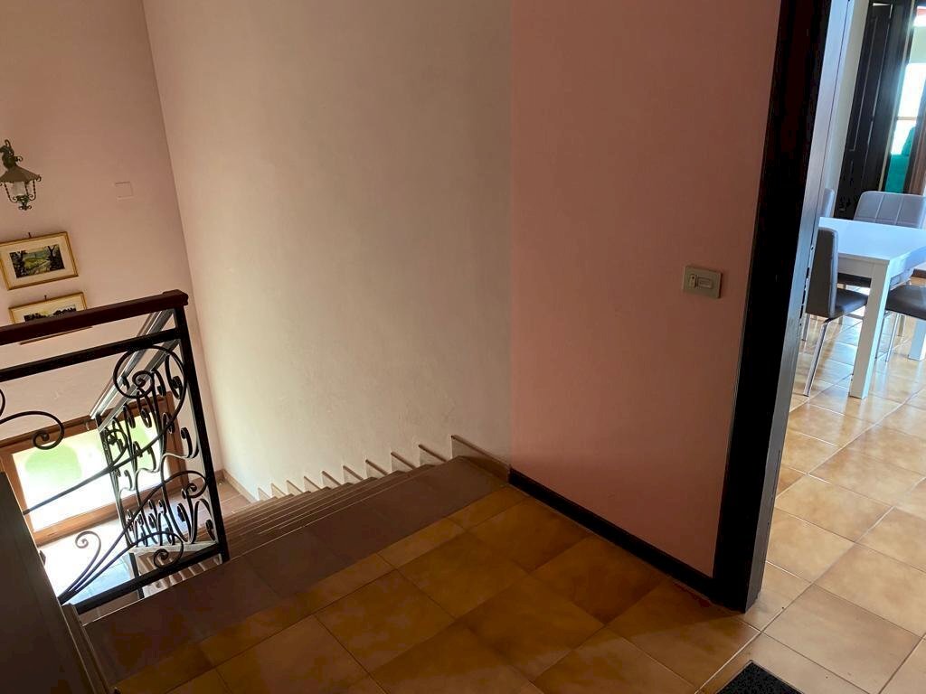 1- ScaleIngresso.jpg - Appartamento VIA MAROCCO, Mozzagrogna - foto 2