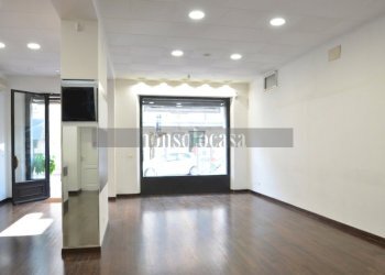 AREA VENDITA - Commercial Premises Via Alessandro Manzoni 184, Perugia - photo 3