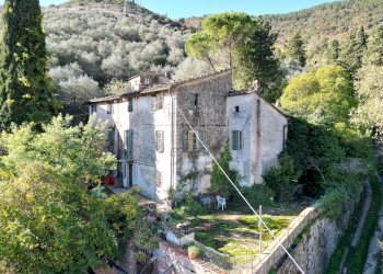 casa colonica da ristrutturare con giardino DJI_02 - Casale Via del Cimitero Diciannovesima 532, Lucca - foto 1