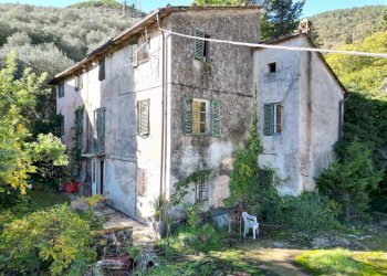 casa colonica da ristrutturare con giardino DJI_02 - Casale Via del Cimitero Diciannovesima 532, Lucca - foto 2