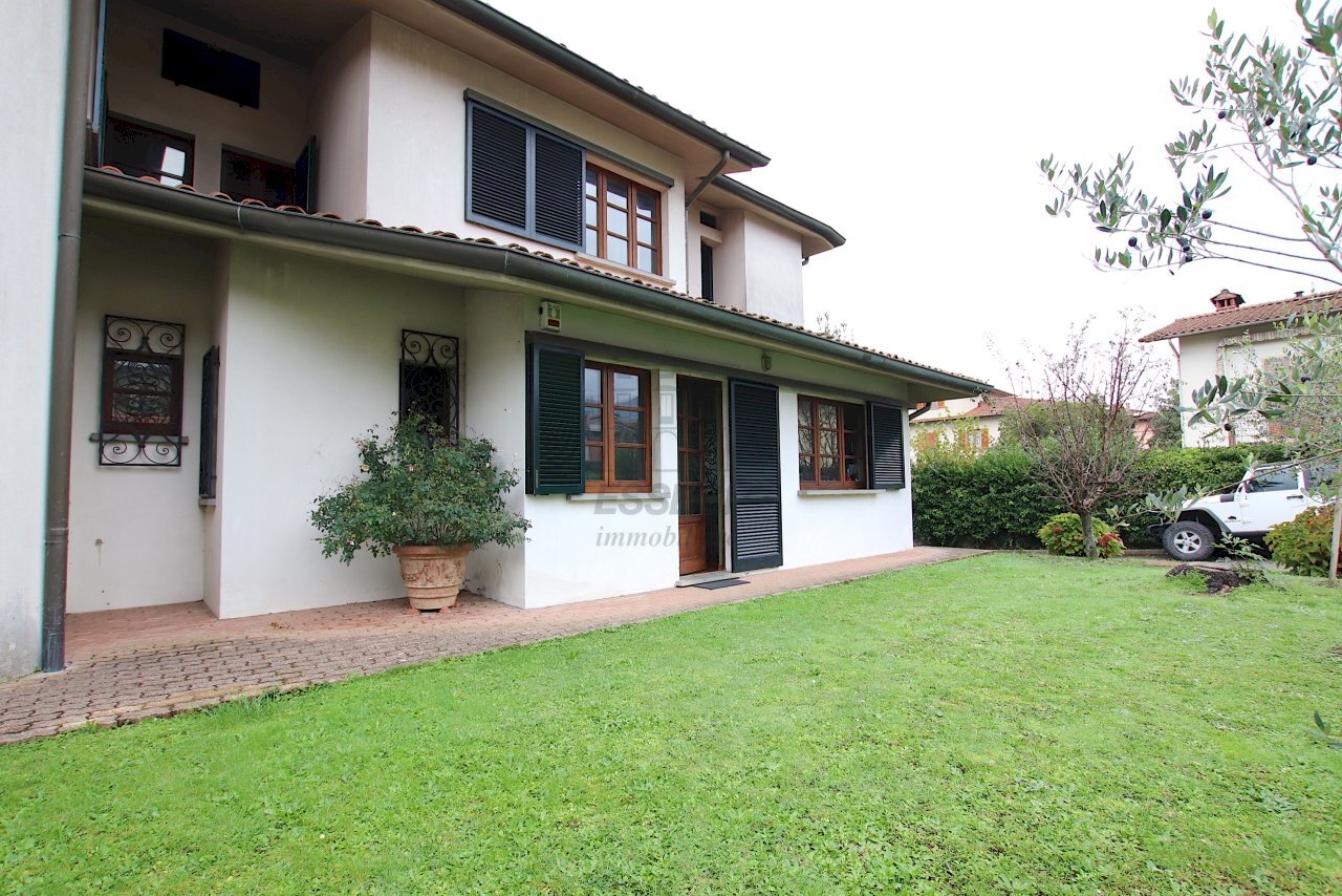 vendesi villa ristrutturata con giardinovendesi vi - Villa Viale Cesare Biondi 68, Barga - foto 3