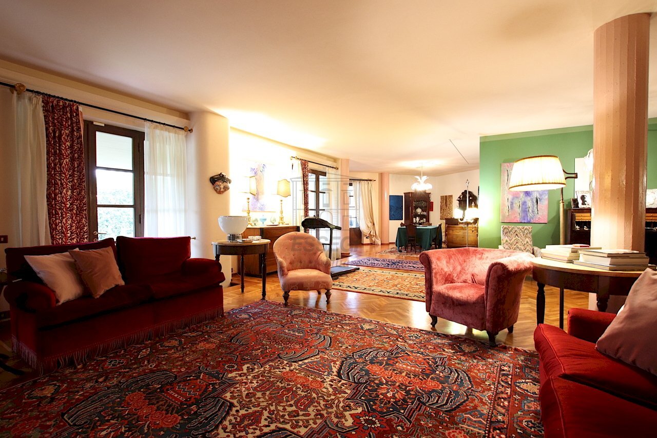 vendesi villa ristrutturata con giardinovendesi vi - Villa Viale Cesare Biondi 68, Barga - foto 1