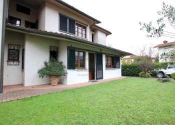 vendesi villa ristrutturata con giardinovendesi vi - Villa Viale Cesare Biondi 68, Barga - foto 3