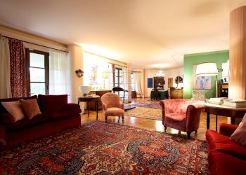 vendesi villa ristrutturata con giardinovendesi vi - Villa Viale Cesare Biondi 68, Barga - foto 1