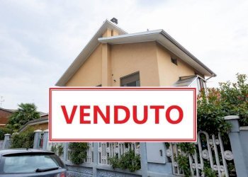 Villa via Carlo Tenca, 4, Bollate - photo 1