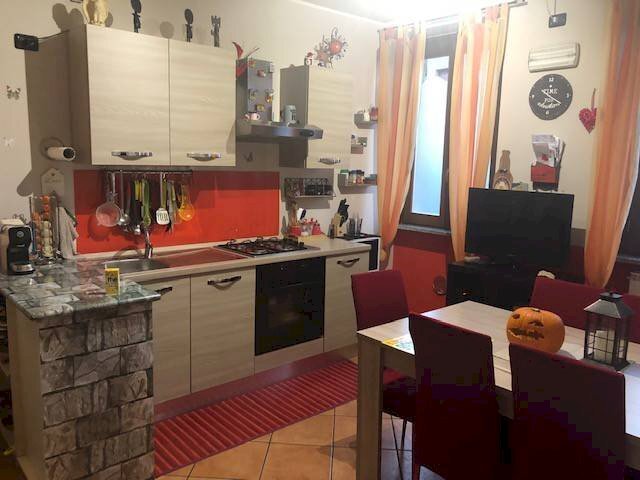 Cucina - Trilocale via Corgeno, 31, Vergiate - foto 2