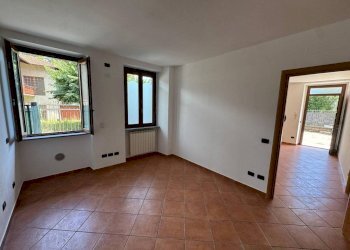 Camera da letto - Three-room apartment via Corgeno, 31, Vergiate - photo 6
