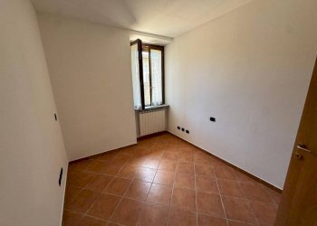 Camera da letto - Three-room apartment via Corgeno, 31, Vergiate - photo 9