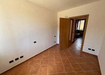 Camera da letto - Three-room apartment via Corgeno, 31, Vergiate - photo 10