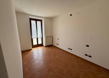 Camera da letto - Three-room apartment via Corgeno, 31, Vergiate - photo 11