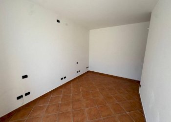 Camera da letto - Three-room apartment via Corgeno, 31, Vergiate - photo 12