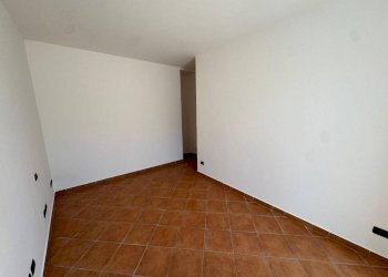 Camera da letto - Three-room apartment via Corgeno, 31, Vergiate - photo 13