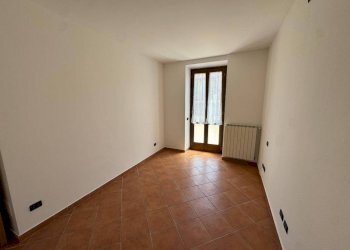 Camera da letto - Three-room apartment via Corgeno, 31, Vergiate - photo 15