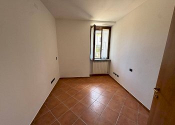 Camera da letto - Three-room apartment via Corgeno, 31, Vergiate - photo 22