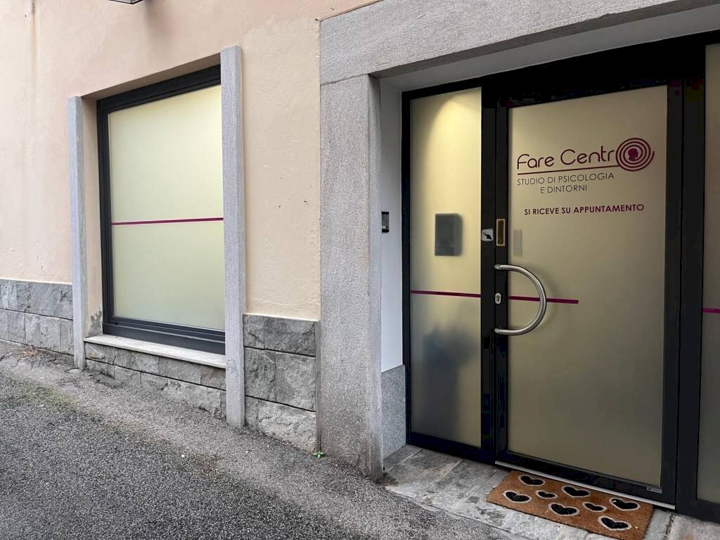 Ingresso - Ufficio via Carlo Cattaneo, 6, Gavirate - foto 2