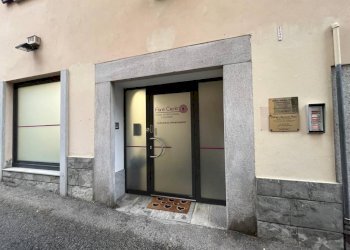 Facciata - Ufficio via Carlo Cattaneo, 6, Gavirate - foto 36