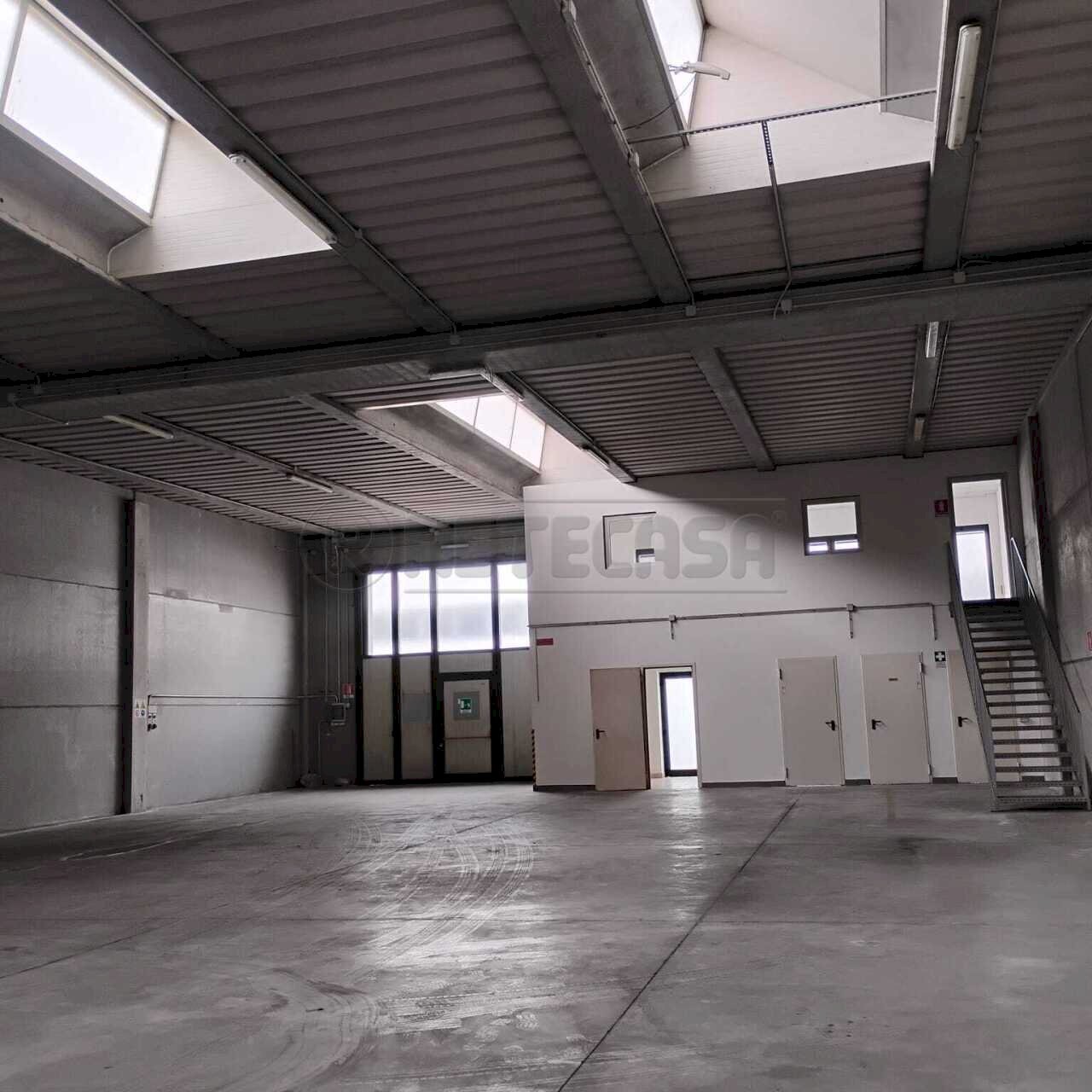 Locale Commerciale Via Cà Sordis, Montebello Vicentino - foto 2