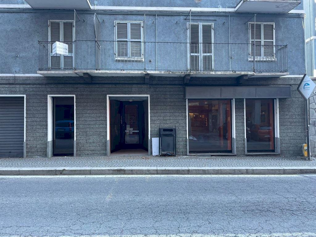 Facciata - Negozio via Roma, 43, Perosa Argentina - foto 1