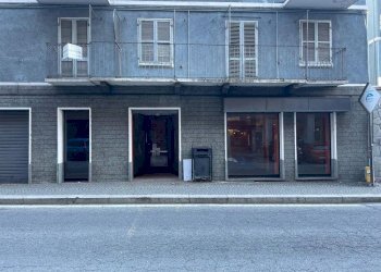 Facciata - Negozio via Roma, 43, Perosa Argentina - foto 1