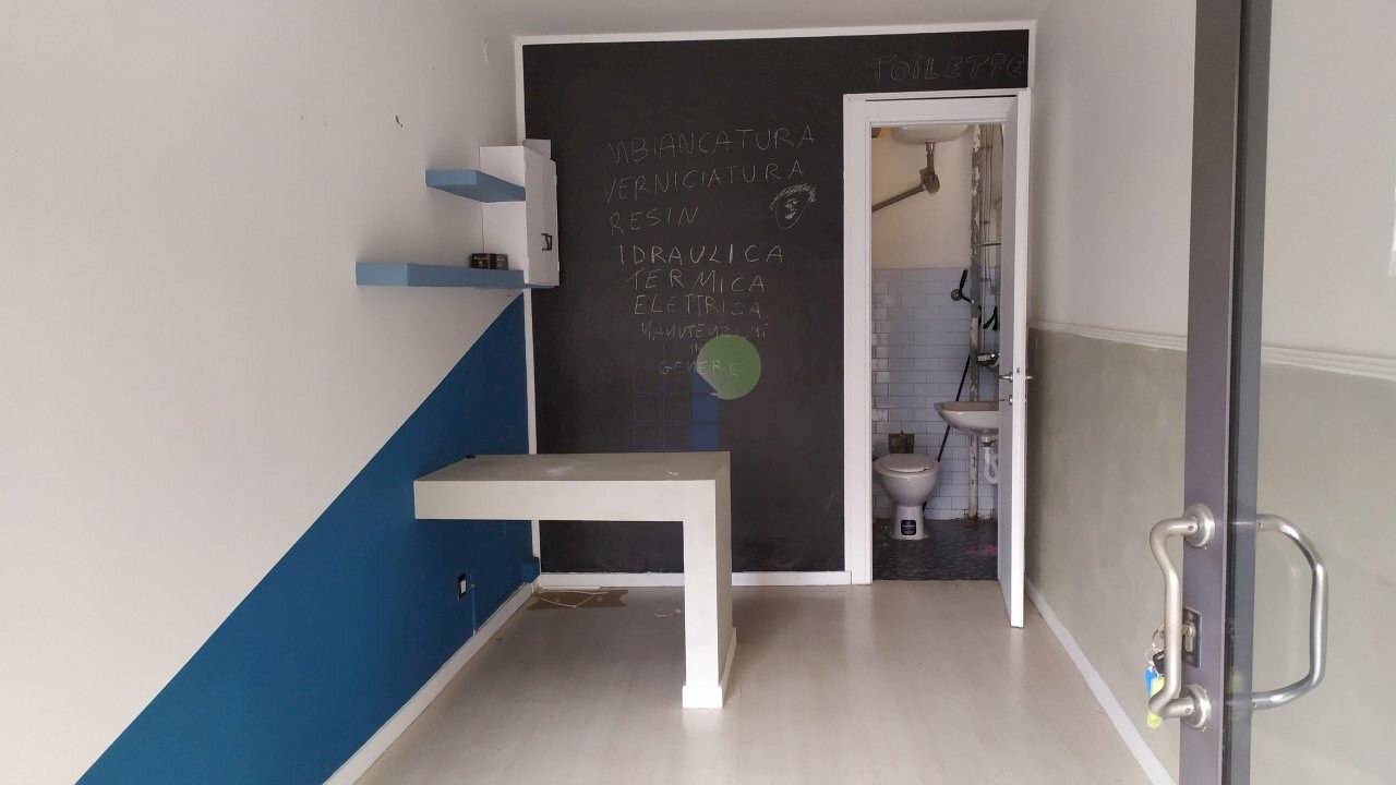 Fondo - Locale Commerciale Viale della Libertà  6, Livorno - foto 1