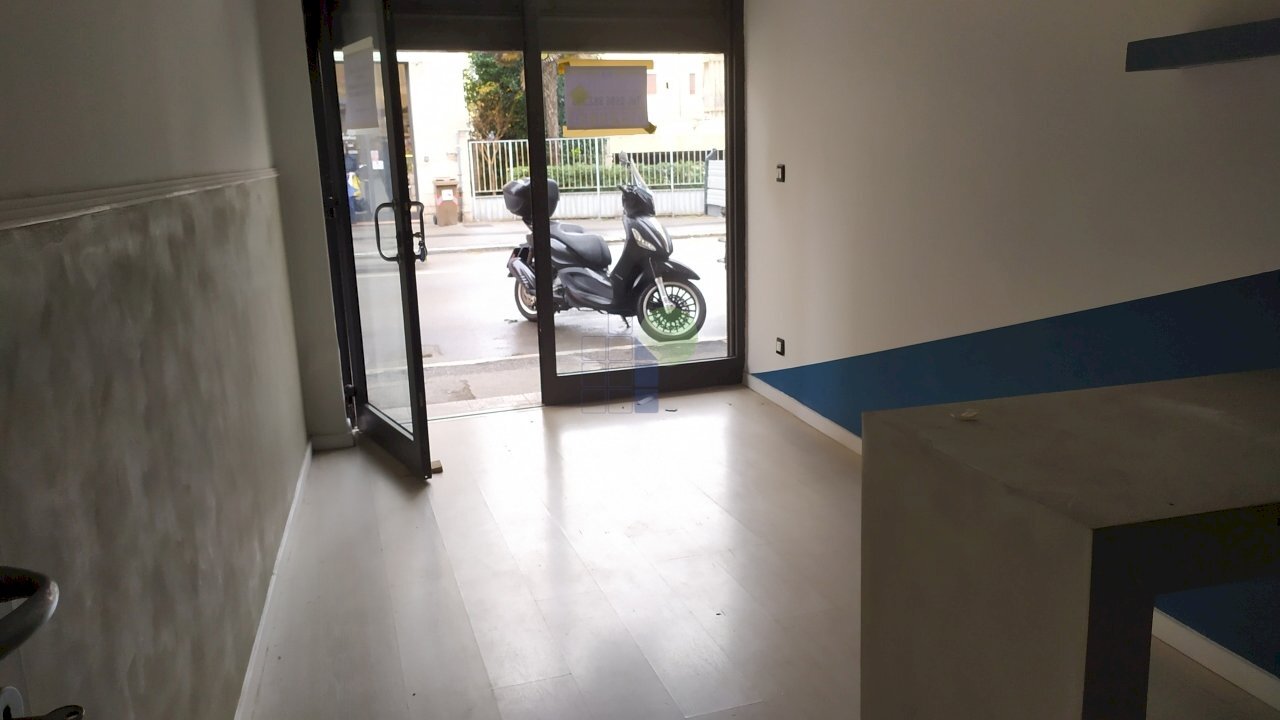 Fondo - Locale Commerciale Viale della Libertà  6, Livorno - foto 2