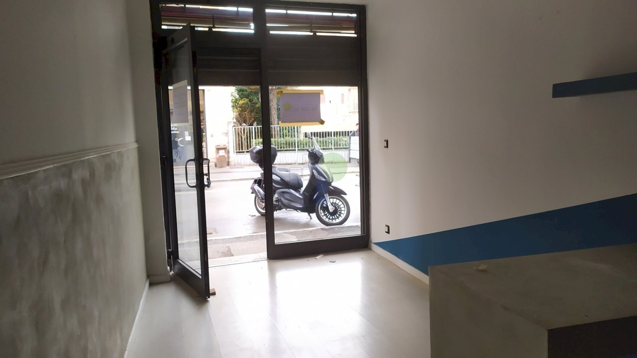 Fondo - Locale Commerciale Viale della Libertà  6, Livorno - foto 3