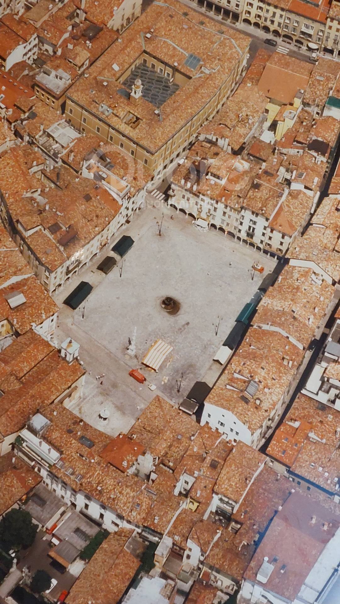 Negozio piazza san giacomo, Udine (zona Centro Storico) - foto 1