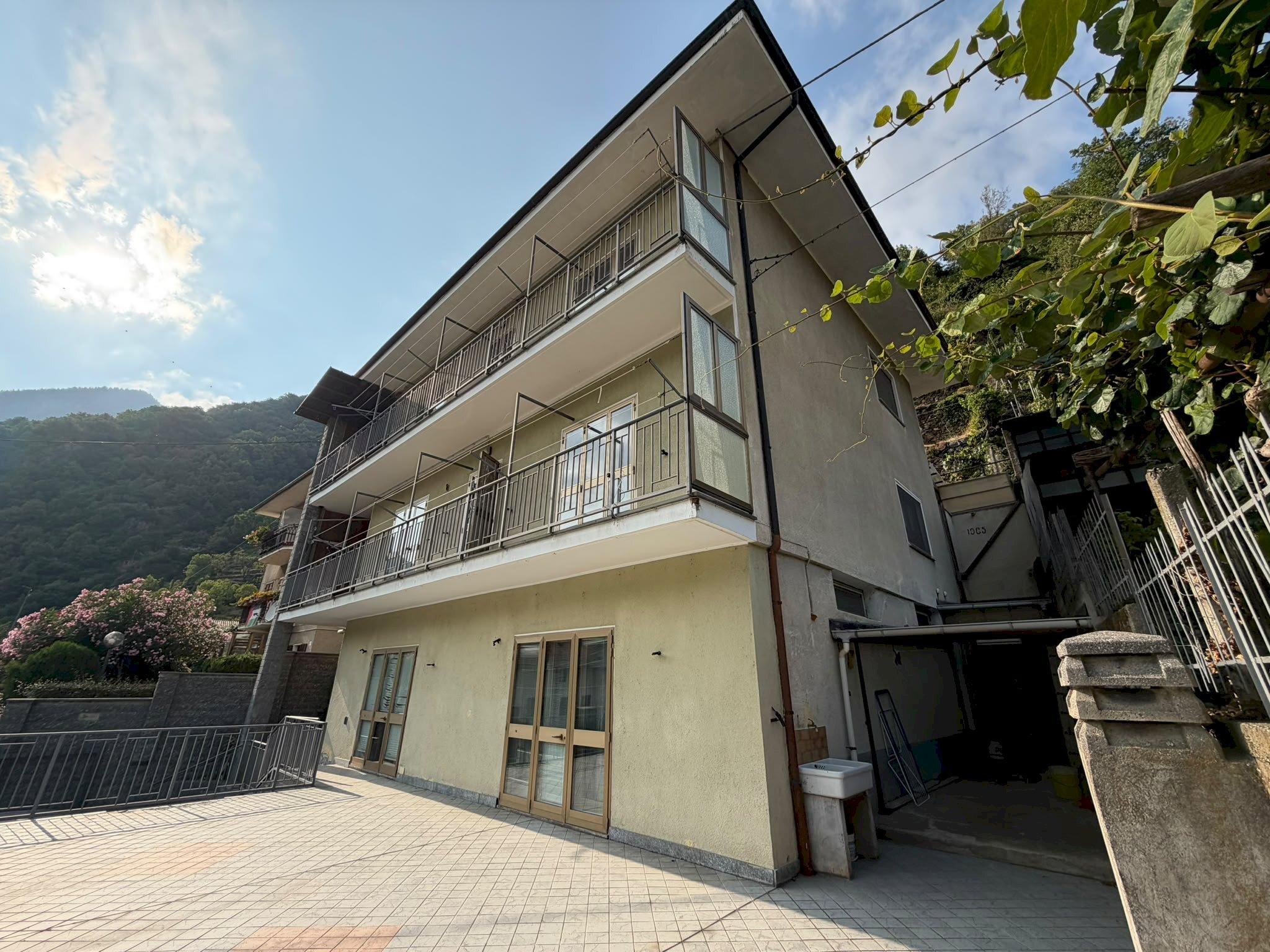 Facciata - Villa Trifamiliare via Carlo Alberto, 7, Pomaretto - foto 2