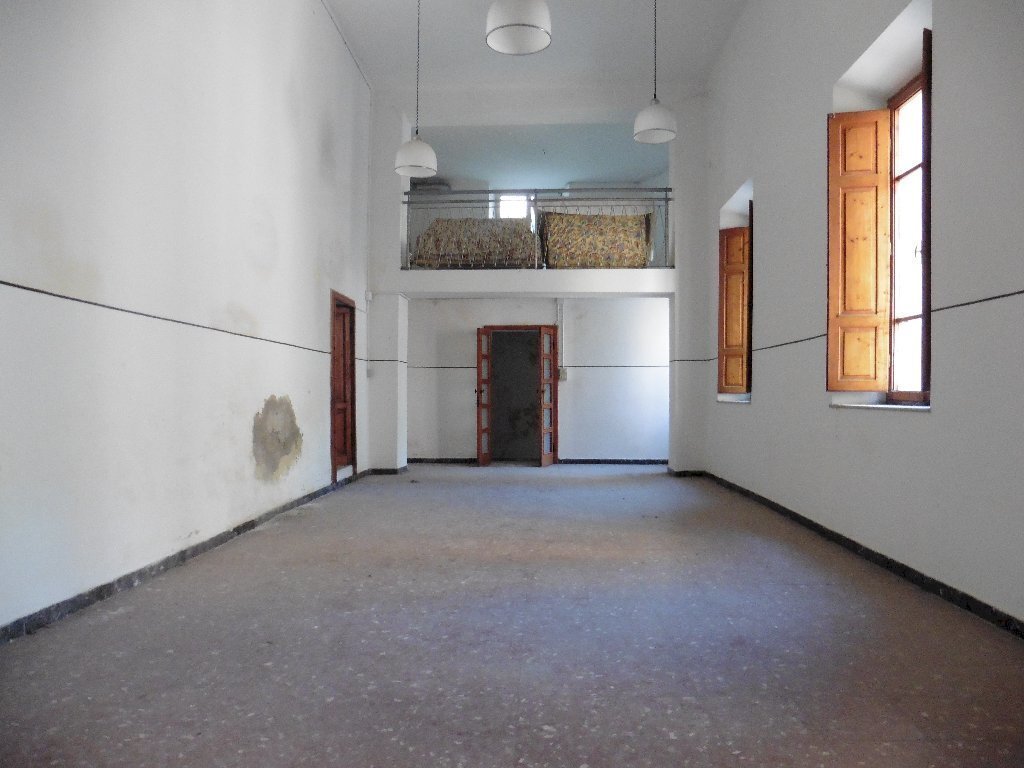 568389-brj47vz6.JPG - Stable - Palace Calci - photo 2