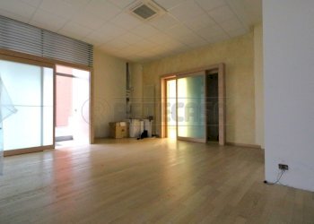 IMG_8667-001.JPG - Locale Commerciale Via Pizzardi 55, Vicenza - foto 4