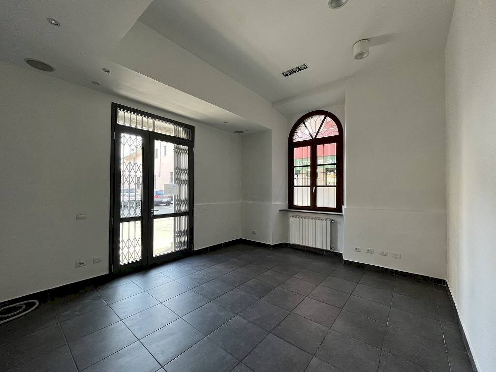 Negozio piazza San Rocco, Fontaneto d'Agogna - foto 3