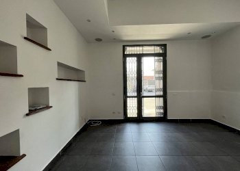 Negozio piazza San Rocco, Fontaneto d'Agogna - foto 4