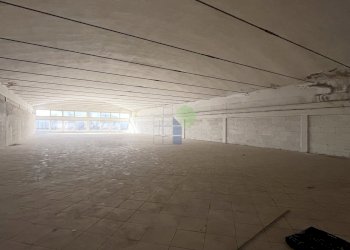 interno locale - Locale Commerciale Via Pian di Rota, Livorno - foto 2